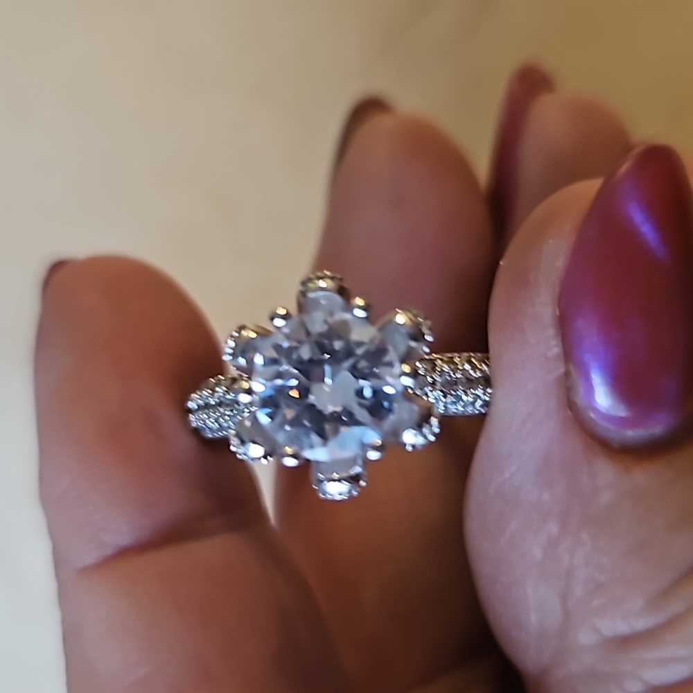 Gorgeous sparkling ring